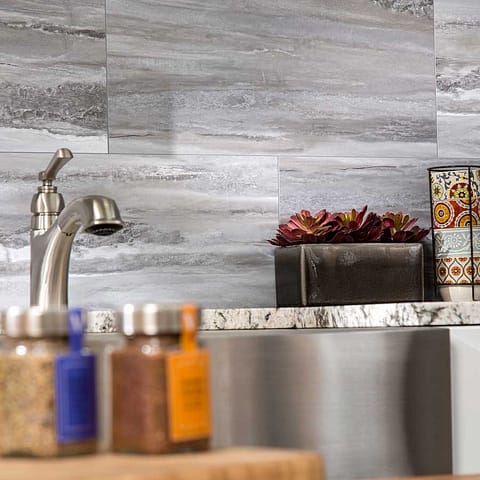 Palisade Wall Panel in Hermitage Granite