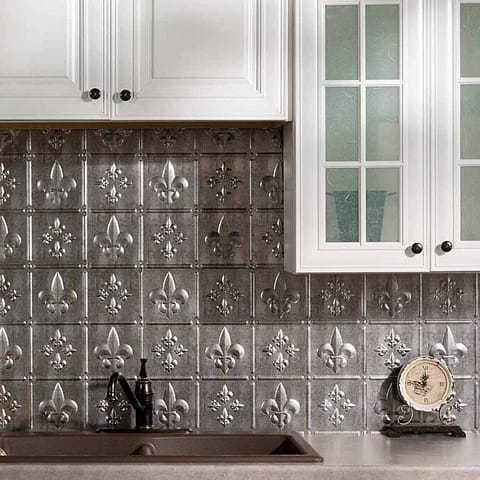 Fasade Backsplash - Fleur de lis in Crosshatch Silver