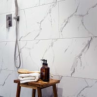 834M05_Shower_CU_glam_17x48_012324_uodated Shower wall featuring Olympus in Matte finish