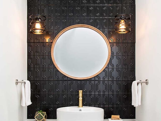 Chain Backsplash Panel in Matte Black