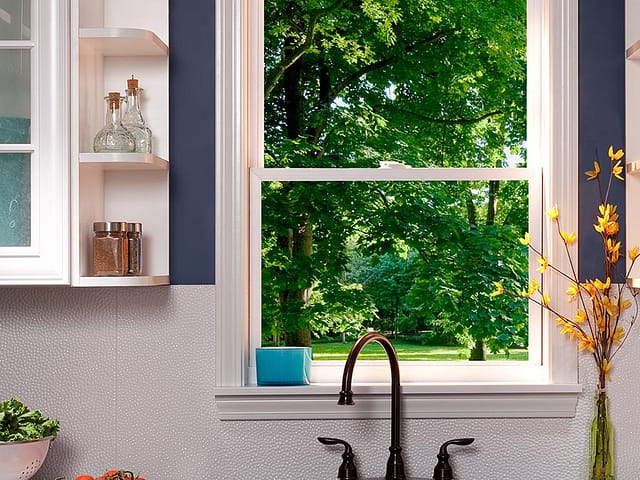 Hammered backsplash in Gloss White