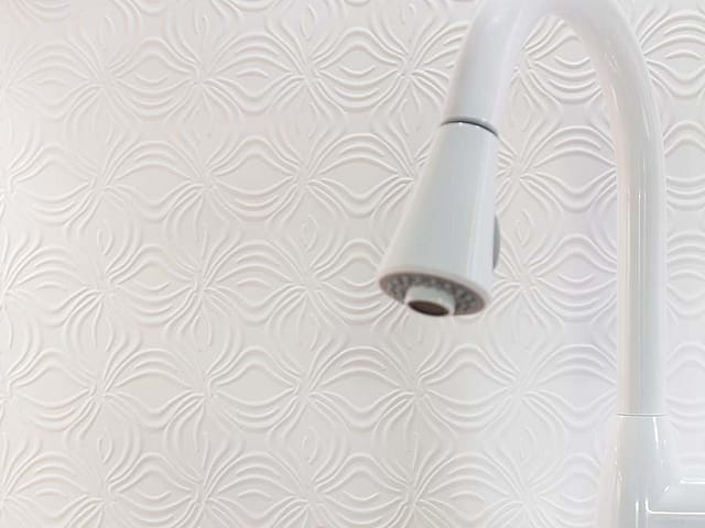 Lotus backsplash in Gloss White