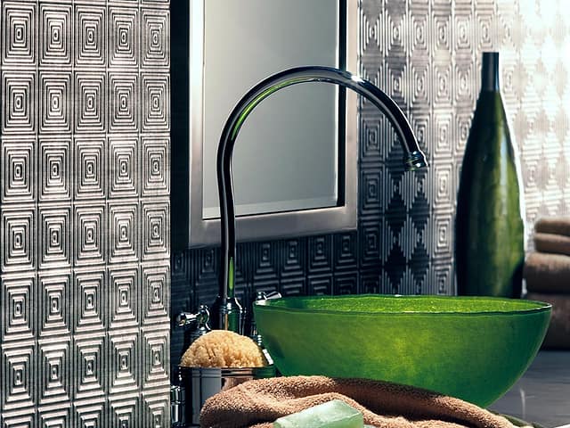 Miniquattro backsplash in Crosshatch Silver