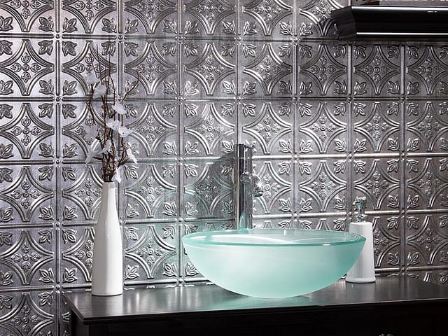 Traditional 1 wall panel in Crosshatch Silver