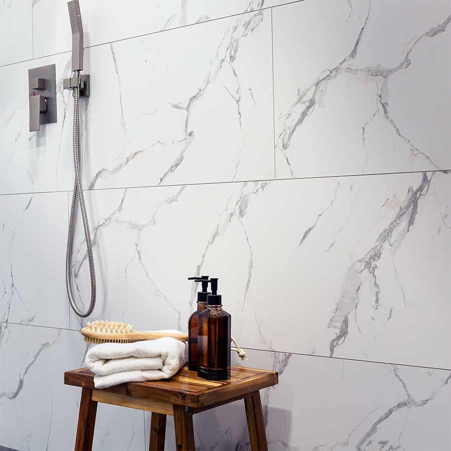 834M05_Shower_CU_glam_17x48_012324_uodated Shower wall featuring Olympus in Matte finish