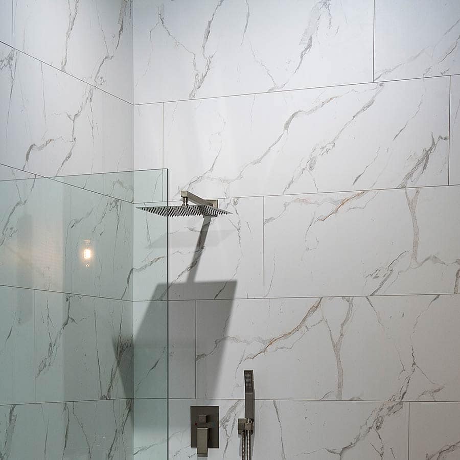 834M05_Shower_glam_17x48_012324_02