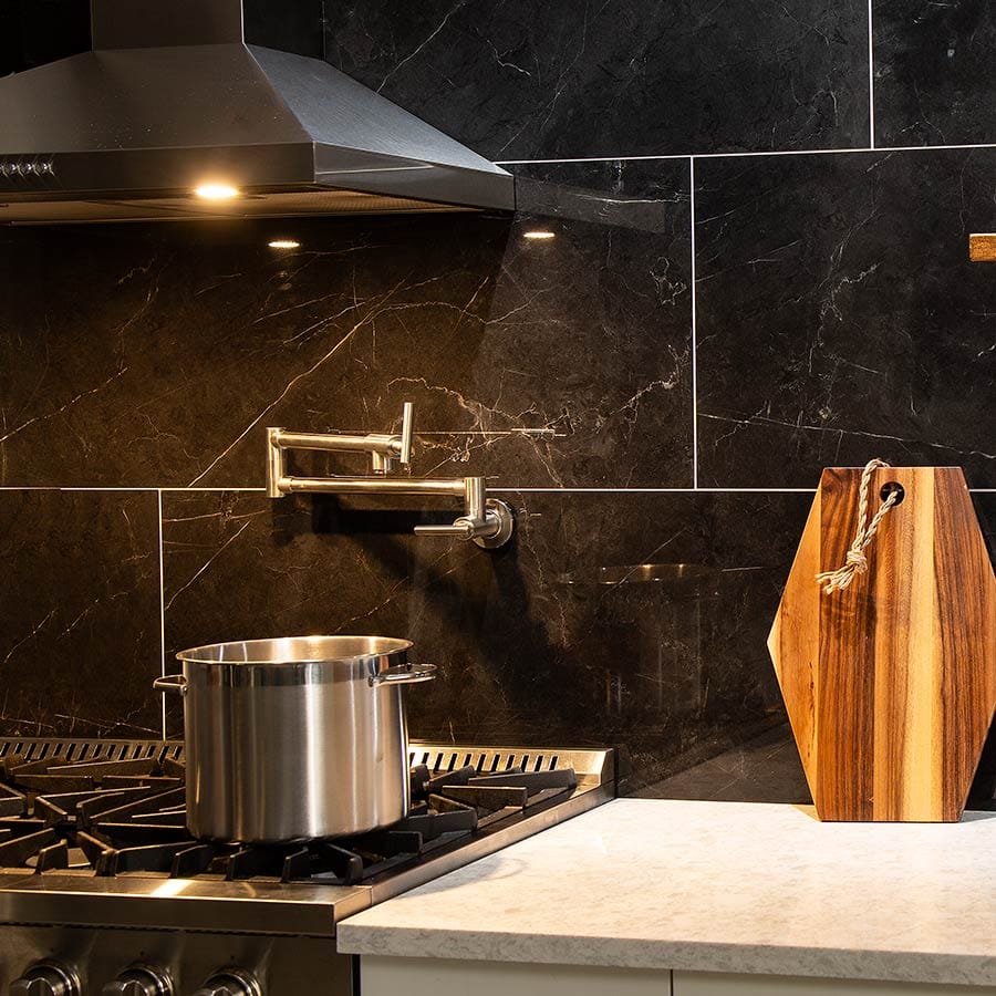 Monument_BlackVein_gloss_17x48_kitchen_02062402